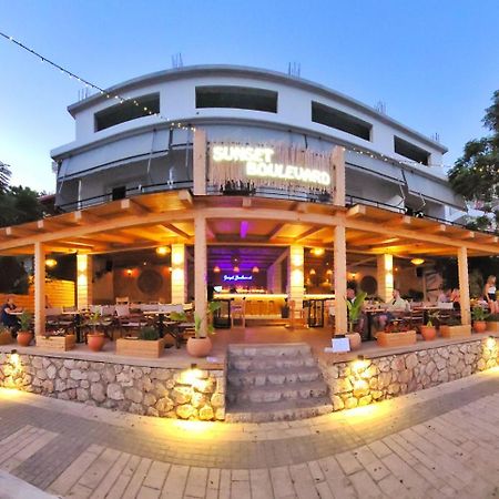 Sunset Boulevard Hotel Qëparo Exteriér fotografie