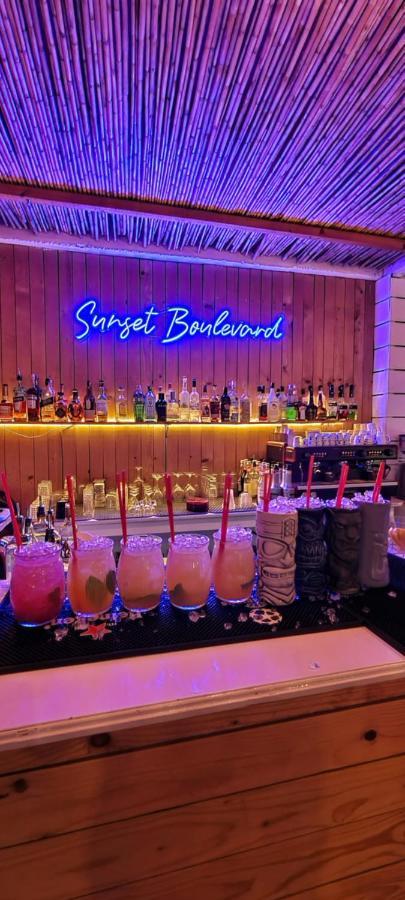 Sunset Boulevard Hotel Qëparo Exteriér fotografie