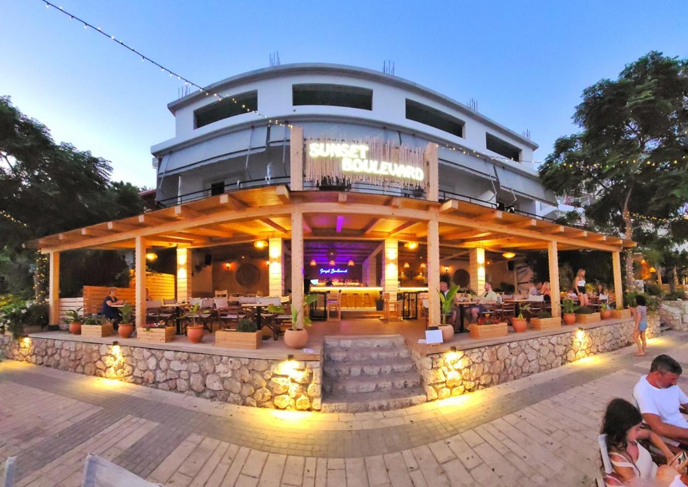Sunset Boulevard Hotel Qëparo Exteriér fotografie