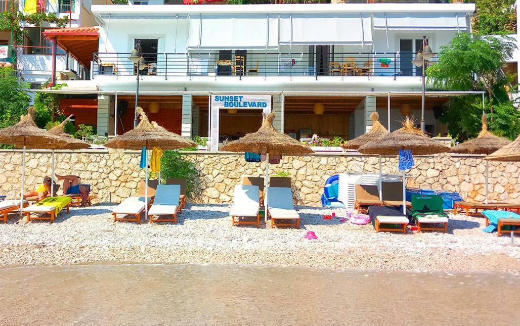 Sunset Boulevard Hotel Qëparo Exteriér fotografie